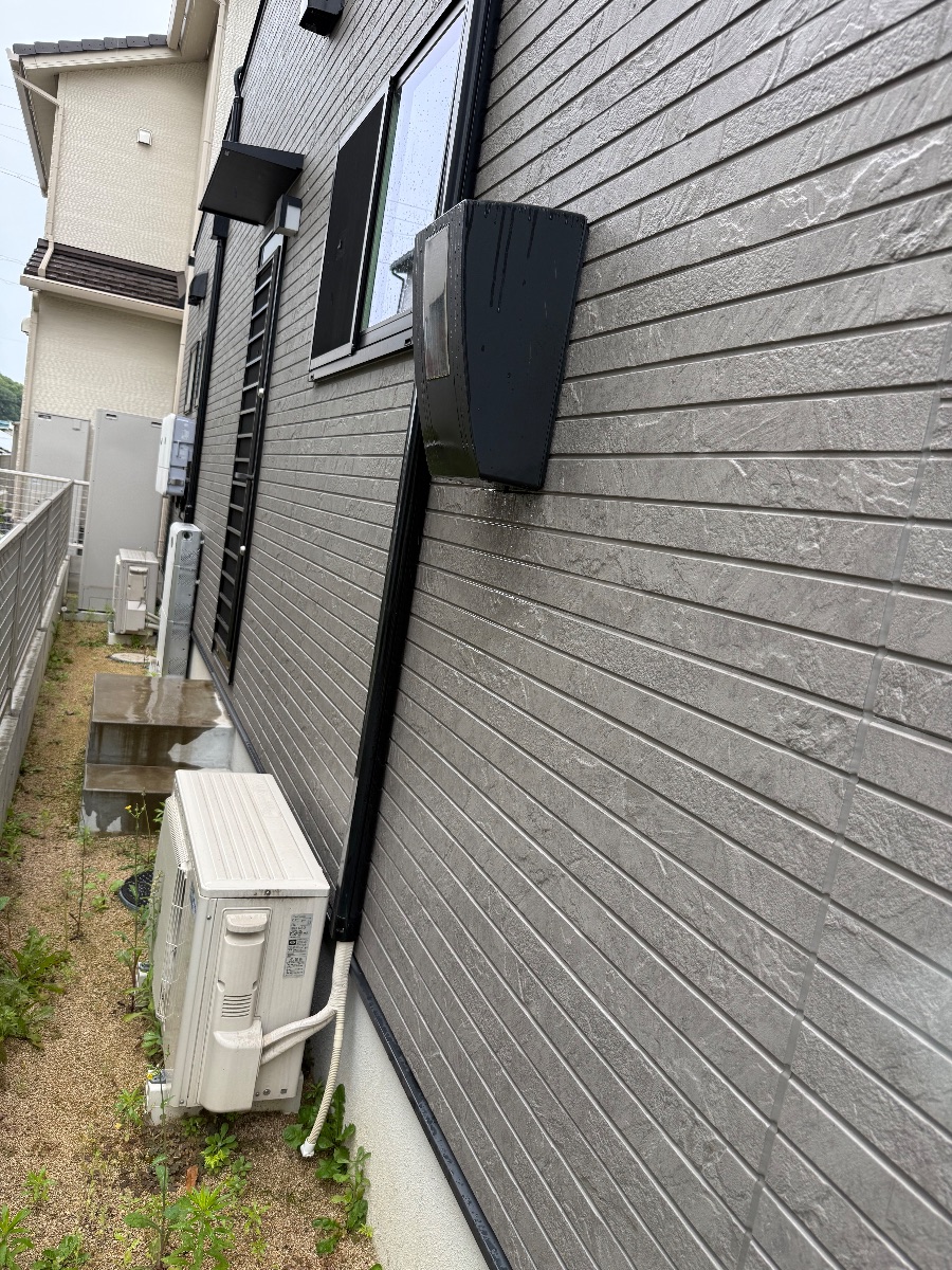 浅口市金光町 水道メーター下のアシナガバチ駆除現場の全景