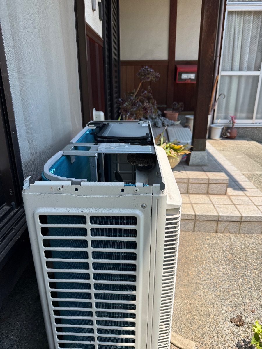 浅口市金光町 室外機のカバーを開けて内部を確認しているところ