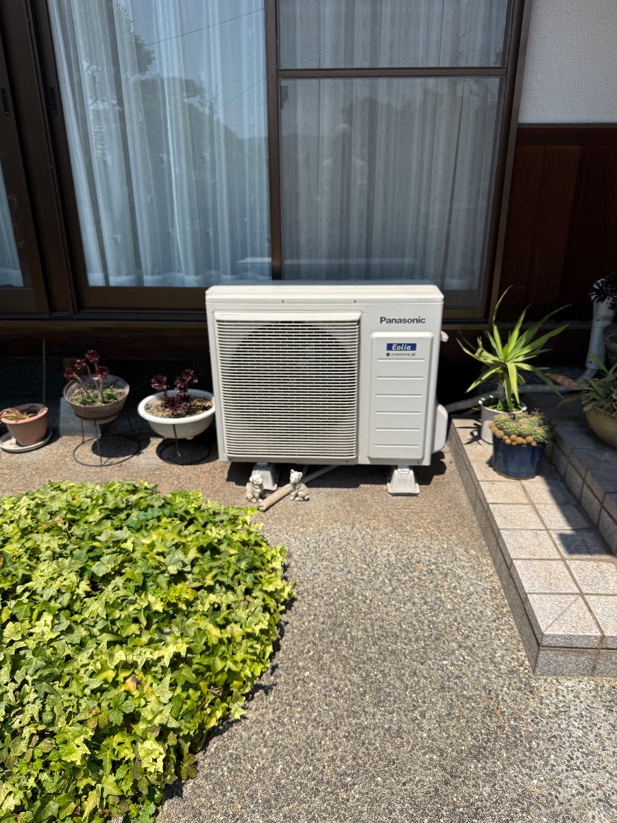 浅口市金光町 庭側に設置されたエアコン室外機。この中にアシナガバチが営巣