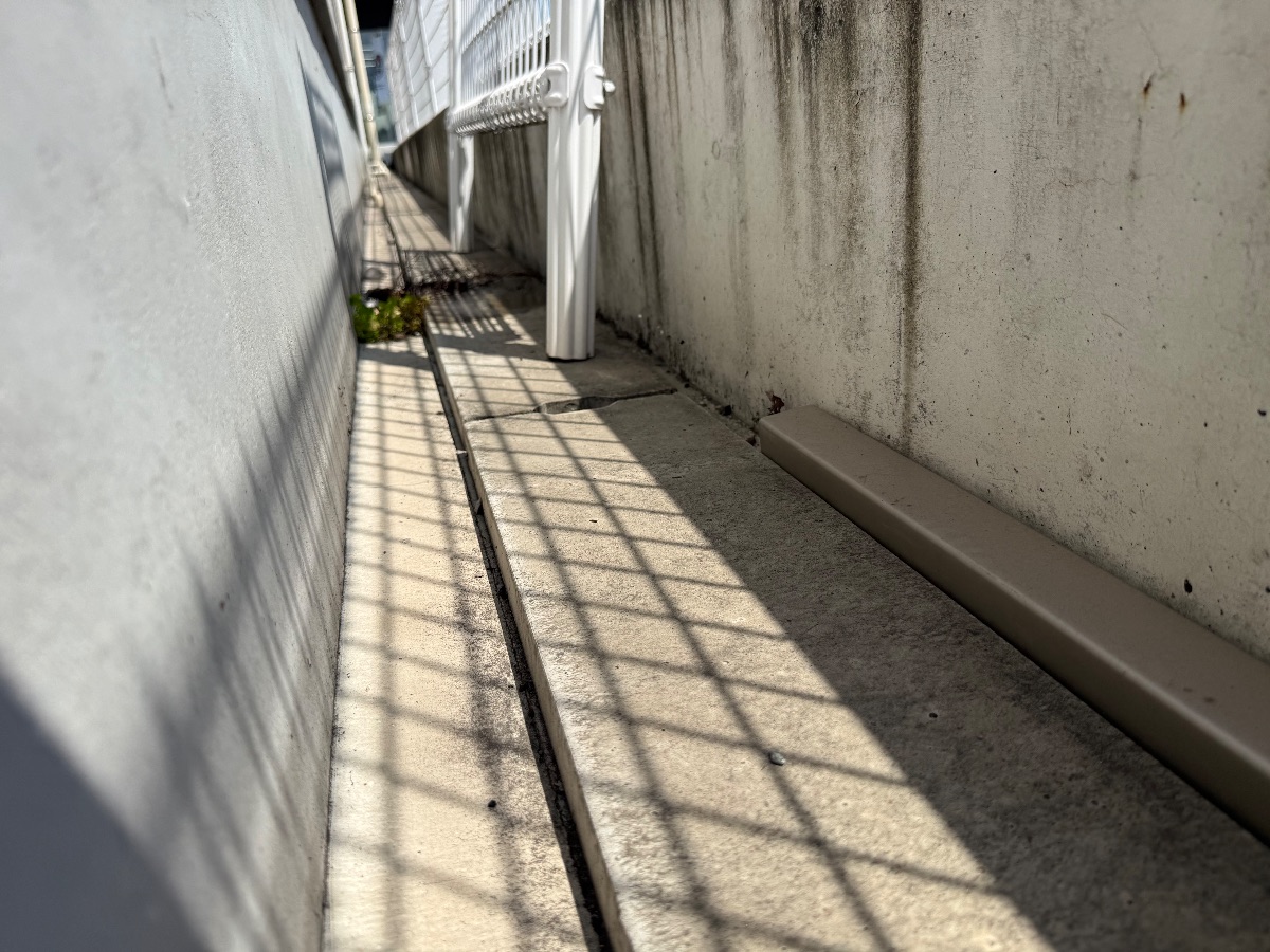 福山市 アシナガバチ駆除後の通路。巣がなくなりすっきりした状態