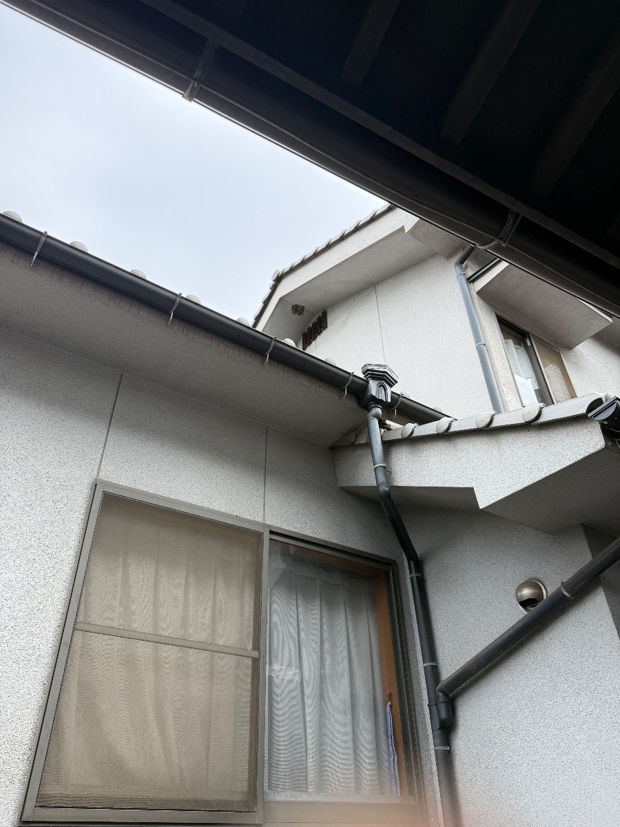 福山市大門町 スズメバチの巣を取り外したあとの外観