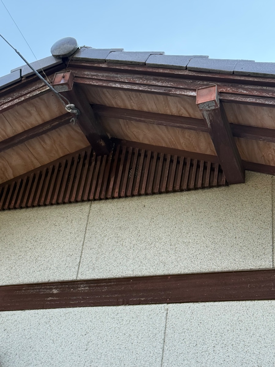 福山市神辺町 スズメバチ駆除後の2階軒下。巣がなくなりすっきりした状態