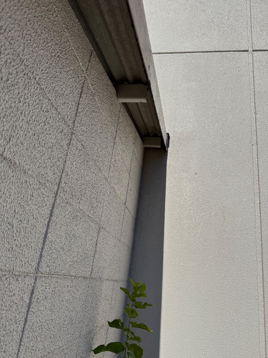 井原市 アシナガバチ駆除後の庇まわり。巣がなくなりすっきりした状態