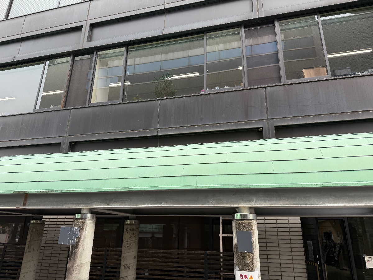 井原市 公共施設の2階軒下 アシナガバチが営巣していた建物外観
