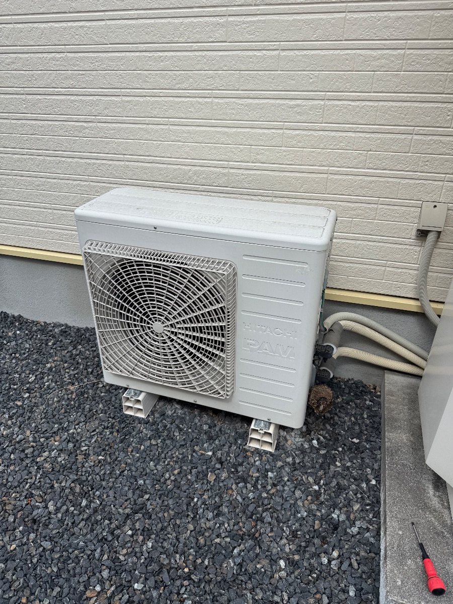 井原市 壁際に設置されたエアコン室外機。裏側にアシナガバチの巣ができていた現場の全景