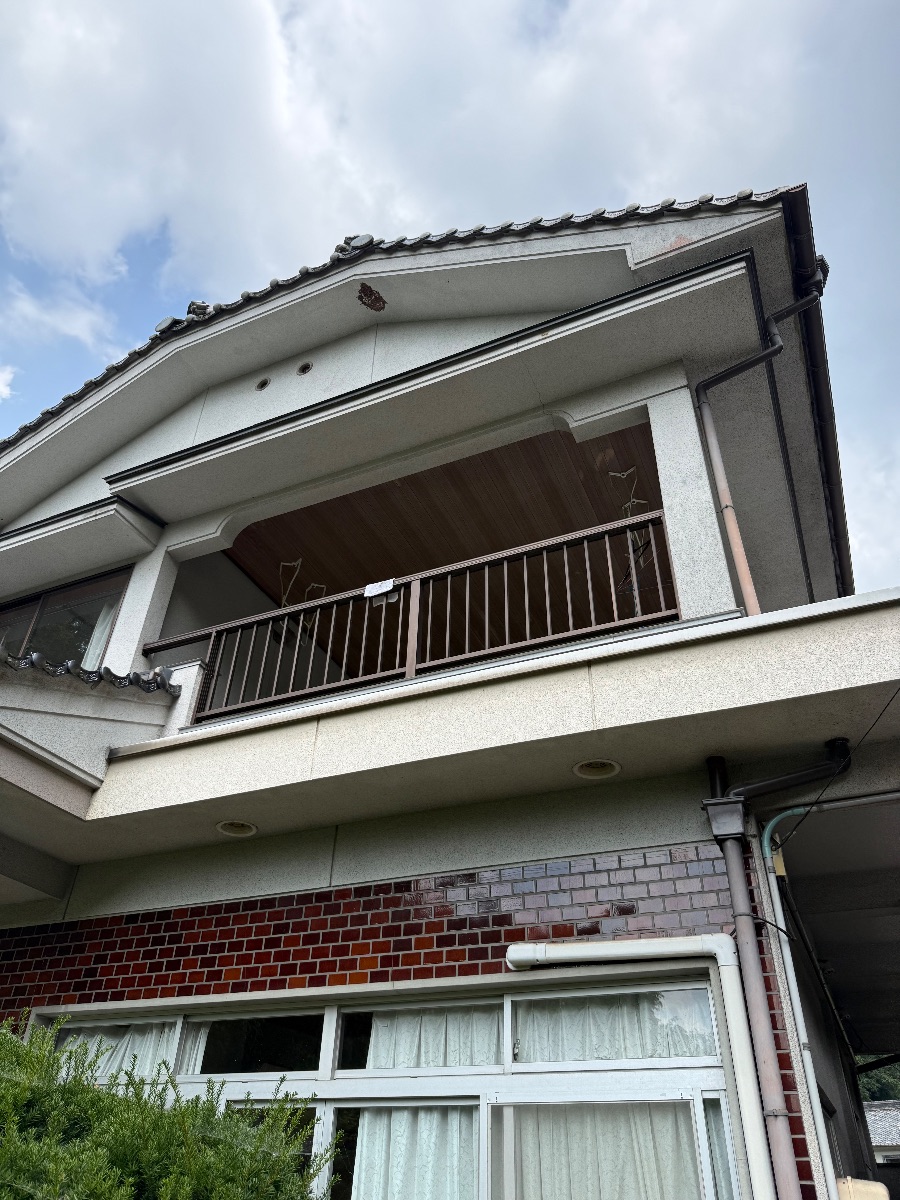 井原市西江原町 スズメバチ駆除後のご自宅。2階軒下の巣がなくなった状態