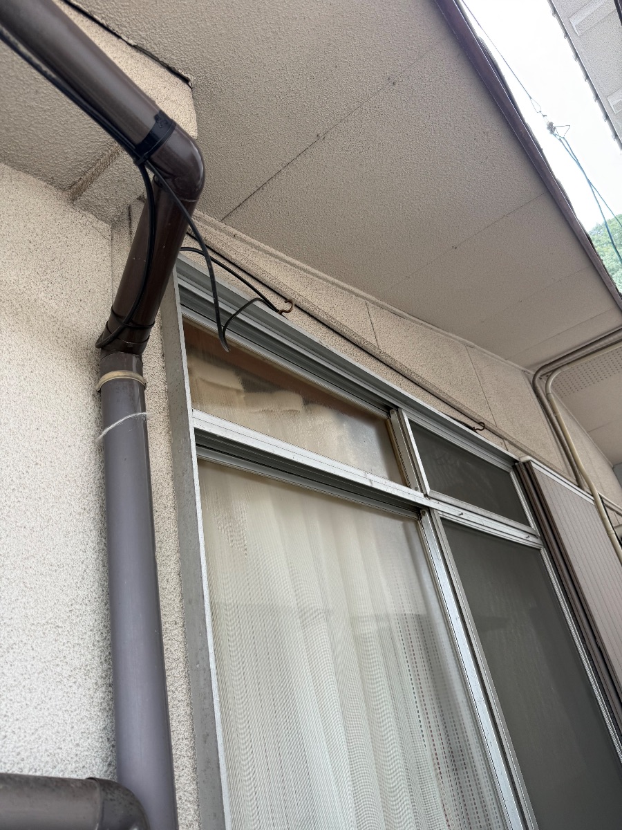 井原市 スズメバチの巣を取り外したあとの窓の上の外壁