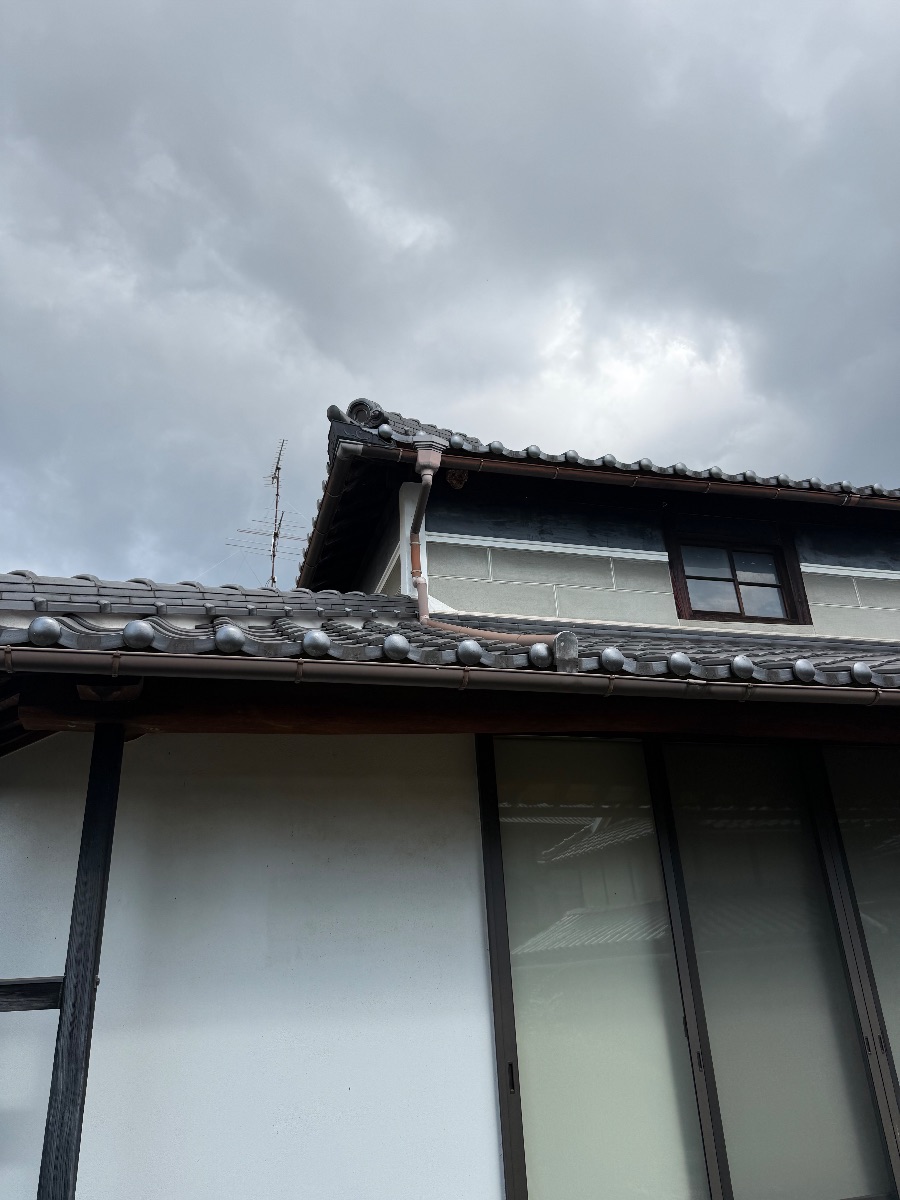 岡山県岡山市北区 瓦屋根のご自宅の2階軒下を見上げた全景（駆除前）
