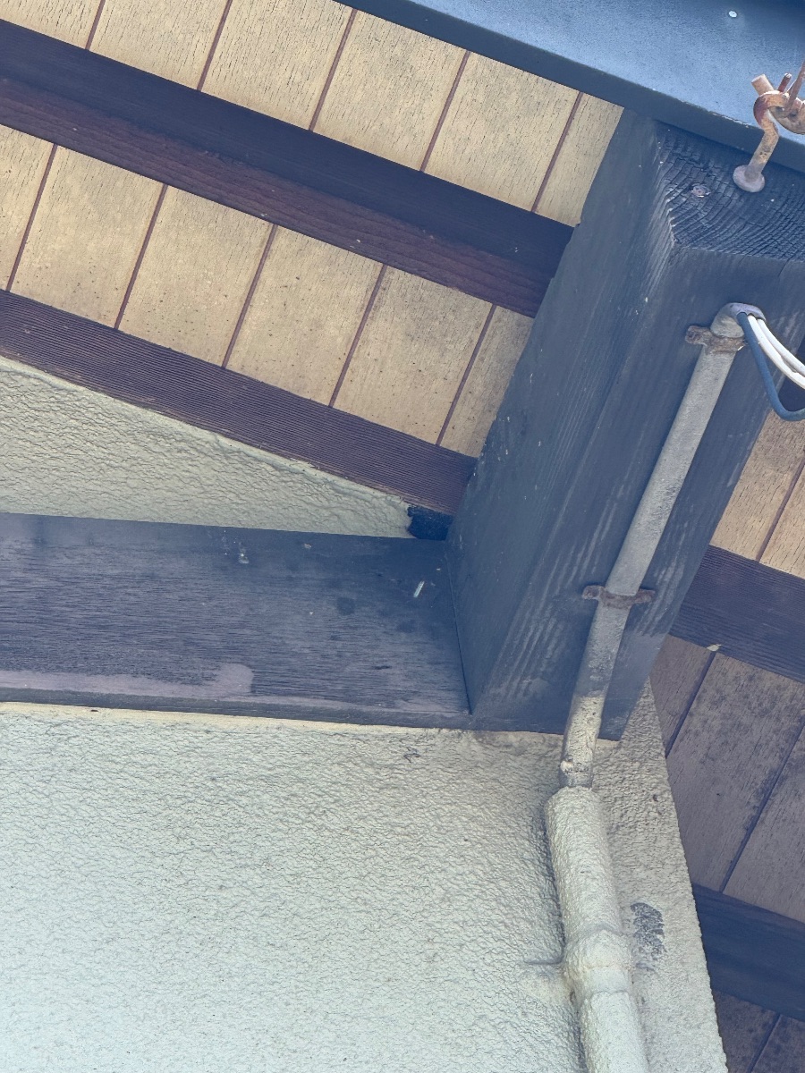 玉野市 スズメバチの出入り口になっていた軒の端のすき間